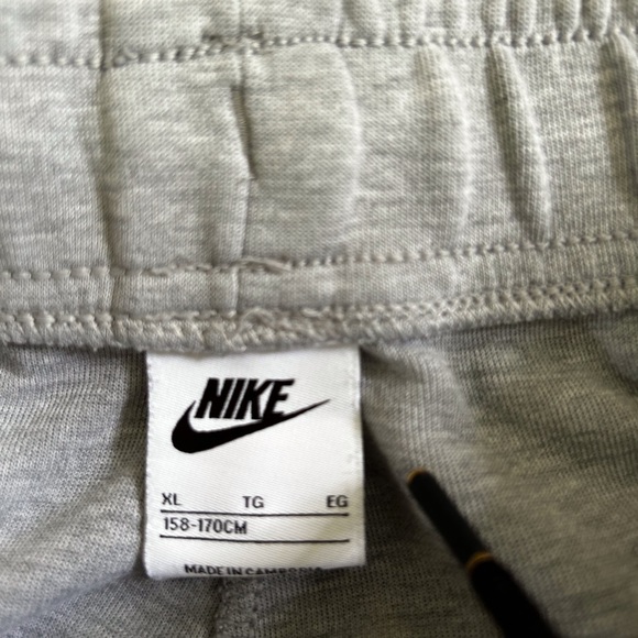 Nike Tech youth pants - Picture 2 of 2